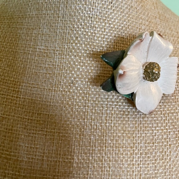 Elegant White Floral Brooch - Picture 5 of 7